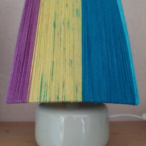 Draadlamp blauw, geel en paars op witte lampvoet