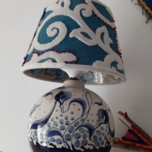 Blauw-witte lampenkap met kraaltjes op blauw-witte lampvoet