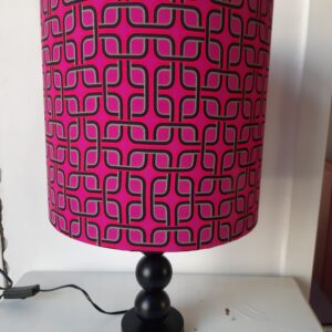 Lampenkap paarse retrostof op zwarte houten lampvoet