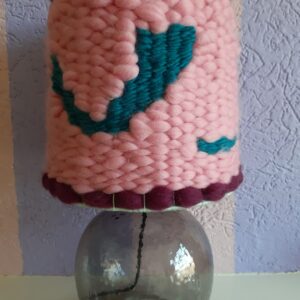 Roze gevlochten lampenkap op glazen lampvoet