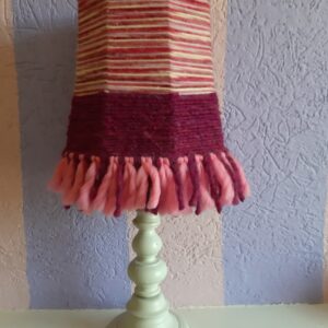 Draadlamp in donkerroze tinten op witte lampvoet